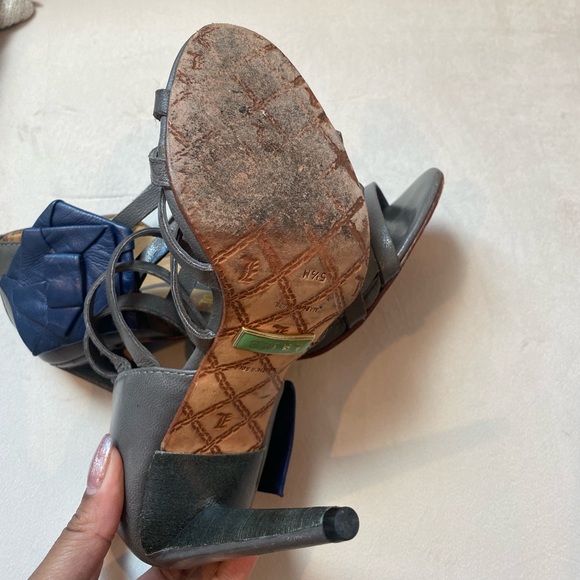 L.A.M.B grey leather sandals with navy blue ankle flower sz 5.5 - Picture 7 of 8